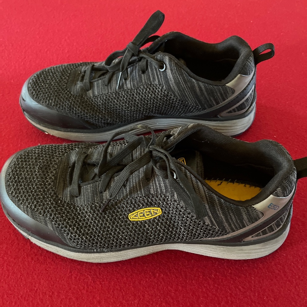 Steel toed work shoes